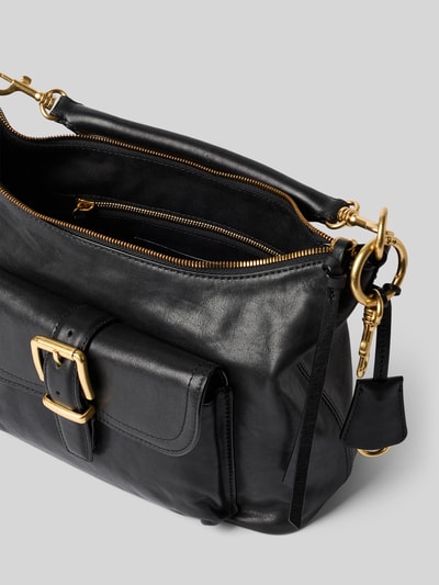Produktfoto, Umhängetasche aus echtem Rindsleder von Marc O'Polo in schwarzer Lederoptik mit Reißverschluss, Hauptfach, Reißverschlussfach, Seitentasche, Label-Stitching-Applikation, Tragehenkel und Crossbody-Option, Materialverarbeitung aus Glattleder