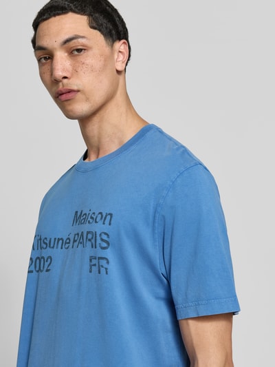 Männermodel trägt Relaxed Fit T-Shirt mit Logo-Print von MAISON KITSUNÉ aus reiner Baumwolle in Blau, Rundhalsausschnitt, kurzärmelig, Nahaufnahme Oberkörper.