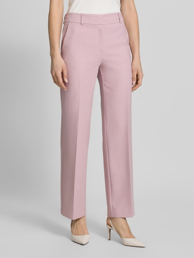 Frauenmodel trägt Regular Fit Weite Hose mit Viskose-Anteil Modell 'RITA' von Selected Femme in rosa Melange-Optik, Webware, Nahaufnahme Oberkörper.