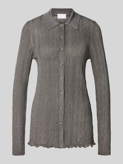 Produktfoto, Strickshirt mit Polokragen und durchgehender Knopfleiste von Jake*s Collection, Material-Mix mit Viskose-Anteil, Slim Fit, Farbe Grau, feine Rippstruktur, lange Ärmel, schlichte Knöpfe, Rückenlänge 70 cm, Ärmellänge 66 cm.