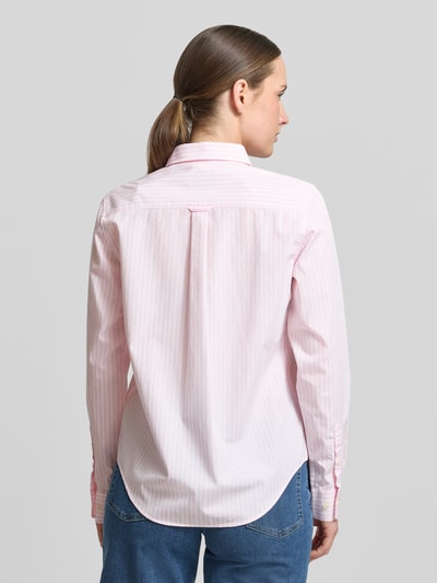 Männermodel trägt Regular Fit Bluse mit Streifenmuster und Label-Stitching von Gant, bawełna, krój regular fit, różowe paski, widok całej sylwetki z tyłu