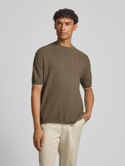 Männermodel trägt Strickshirt mit Strukturmuster und Rundhalsausschnitt von Emporio Armani in Oliv, Reine Baumwolle, Regular-Fit, Ganzkörperansicht von vorne. Rückenlänge bei Größe M: 65 cm.