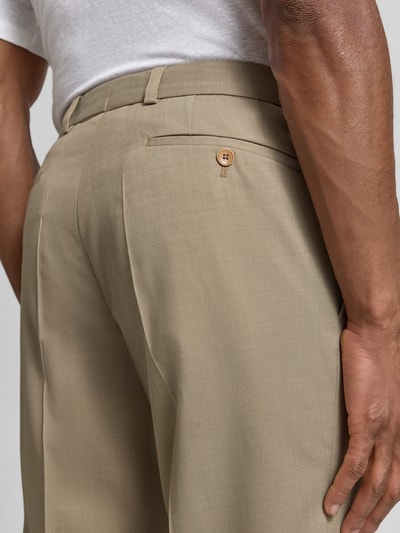 Mannelijk model draagt Anzughose aus Schurwolle-Elasthan-Mix Modell 'Sendrik' van Carl Gross, regular fit, beige, detailopname achterkant, biesplooien, achterzak, taillewijdte 40 cm, binnenbeenlengte 85 cm.