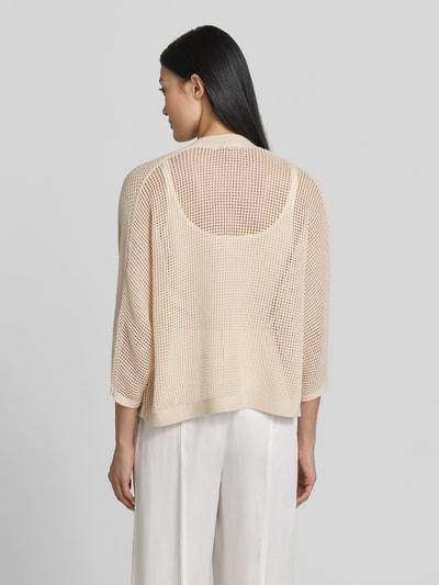 Frauenmodel trägt Strickjacke in offener Passform mit 3/4-Arm von Comma aus reiner Baumwolle mit Strukturmuster, Rückenlänge 54 cm, Ärmellänge 58 cm. Ganzkörperansicht Rückansicht.