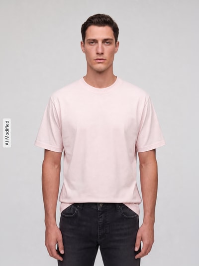Männermodel trägt Regular Fit T-Shirt aus reiner Baumwolle von MCNEAL in zartem Rosa, Rundhalsausschnitt, Kurzarm, Ganzkörperansicht von vorne.