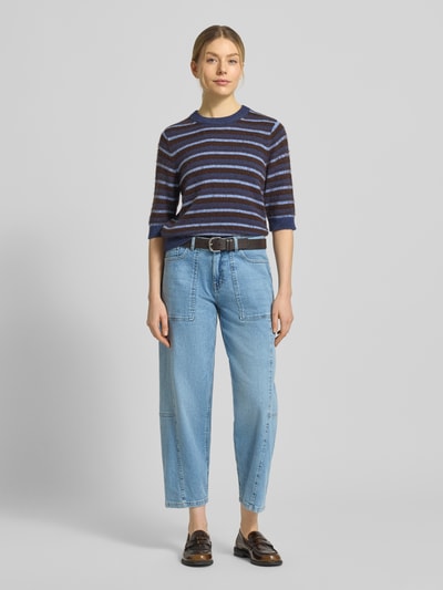 Vrouwenmodel draagt Straight Fit Jeans-Culotte uit mix van katoen en elastaan model 'Lolah' van OPUS, 5-pocketmodel, bandwijdte maat 36/28, binnenbeenlengte 68 cm, lichte blauwe kleur, siernaden, knoop- en ritssluiting. Volledige vooraanzicht.