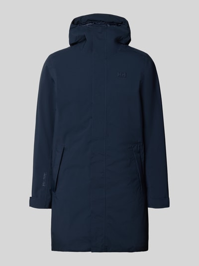 Produktfoto, granatowy płaszcz Regular Fit z kapturem, Model 'Brussel' od Helly Hansen, detal z logo, długość tyłu 96 cm, szerokość w rozmiarze M 51 cm, szerokość ramion w rozmiarze M 46 cm, długość rękawów 66 cm, tekstura gładka