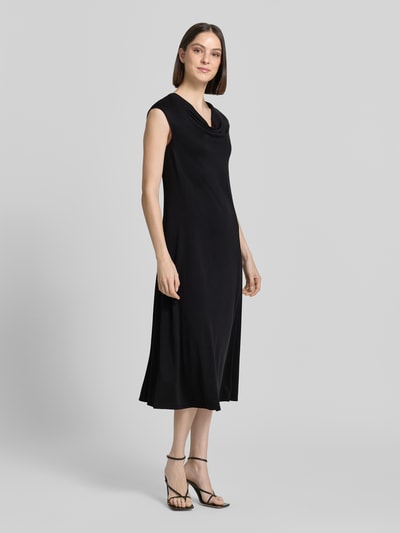 Modelka nosi sukienkę midi z mieszanki mikromodalu, krój regular fit, lejący dekolt, model 'Vetusta' od MM by Max Mara, czarny, krój bez rękawów, długość tyłu w rozmiarze S: 120 cm, szerokość w rozmiarze S: 43 cm, ujęcie całej sylwetki z przodu