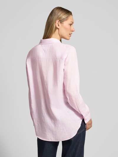 Vrouwenmodel draagt Relaxed Fit Langarmbluse aus reinem Leinen van Tommy Hilfiger in effen kleuren, overhemdkraag, gestikt logo, knoopsluiting, lange mouwen met manchet, afgeronde rompzoom, gevlamd garen, materiaal: linnen. Ganzkörperansicht Rückansicht.