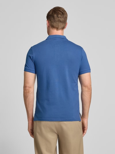 Männermodel draagt Slim Fit Poloshirt met gestikt logo van Geox in blauw, puur katoen, structuurpatroon, polokraag, korte mouw, ruglengte maat M 70 cm, ganzkörperansicht rückansicht.