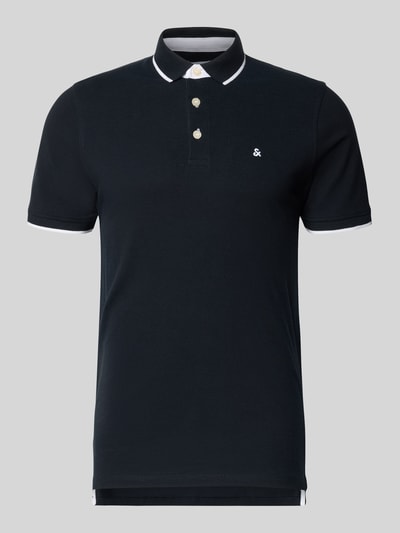 Produktfoto, Slim Fit Poloshirt mit Viskose-Anteil Modell 'Paulos' von JACK & JONES, Baumwoll-Mix, Polokragen, kurzärmelig, Logo-Stitching, Rückenlänge 72 cm in Größe M, dunkle Farbe, glatte Textur, klare Linien