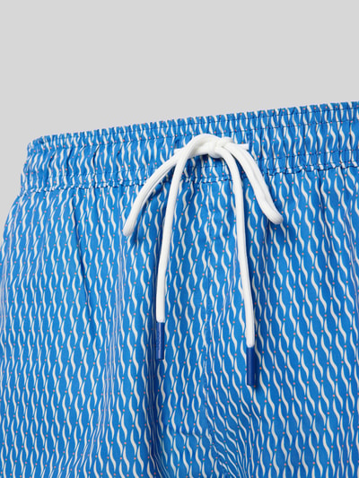 Productfoto, Badehose mit Allover-Muster Modell 'VIBE' van BOSS in blauw met wit dessin, tunnelkoord, elastische tailleband, zijzakken, label patch, textuur van gladde stof