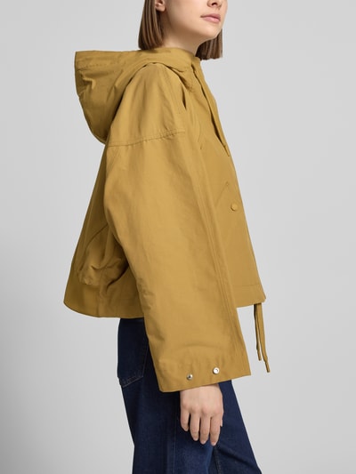 Vrouwenmodel draagt Regular Fit Parka uit katoenmix van Marc O'Polo Denim, effen kleur, capuchon met tunnelkoord, lange mouw, klepzakken, label stitching, verstelbare manchetten met drukknoop, zoom met tunnelkoord, productfoto zijaanzicht bovenlichaam.