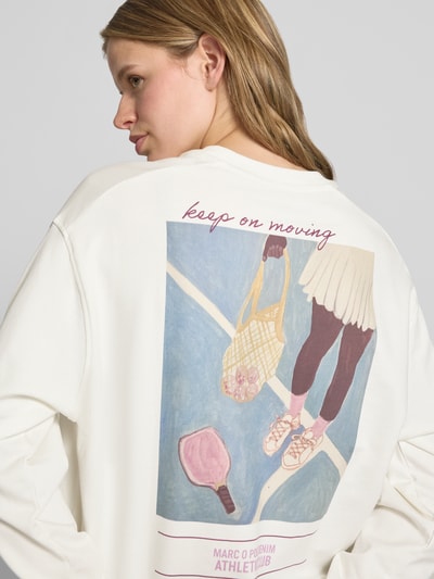 Frauenmodel trägt Oversized Sweatshirt mit Rückenprint von Marc O'Polo Denim, mehrfarbig, Rundhals, Langarm, Ganzkörperansicht Rückansicht.