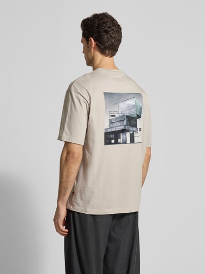 Männermodel trägt Regular Fit T-Shirt aus reiner Baumwolle Modell 'TE-BRUTALISM' von BOSS Orange, unifarben, Feinripp, Label-Applikation, Kurzarm, Rundhals, Ganzkörperansicht Rückansicht