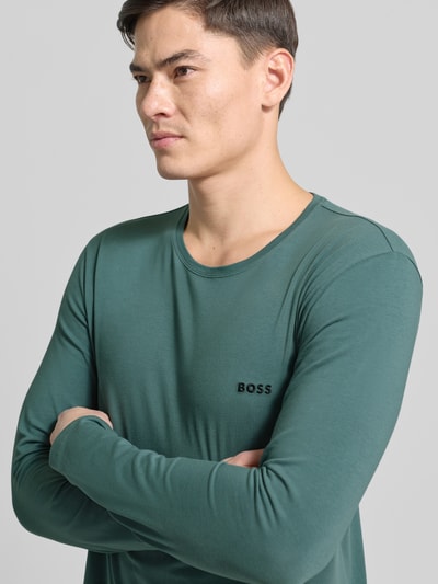 Männermodel trägt Regular Fit Langarmshirt aus Baumwoll-Mix Modell 'MIX&MATCH' von BOSS, Optik: unifarben, Label-Schriftzug, Baumwoll-Mix, Nahaufnahme Oberkörper.