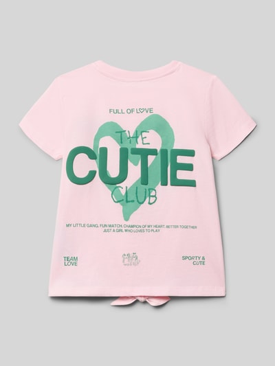 Meisje draagt Regular Fit T-shirt uit puur katoen van s.Oliver RED LABEL, look: effen, statementprint met strikdetail, jersey, Ganzkörperansicht Rückansicht.