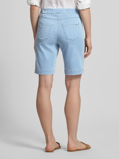Frauenmodel trägt hellblaue Straight Fit Shorts mit Gesäßtaschen Modell 'Sue' von TONI aus elastischem Baumwoll-Mix, Ganzkörperansicht Rückansicht.