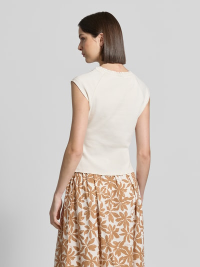 Frauenmodel trägt T-Shirt mit Rundhalsausschnitt von ROBE LÉGÈRE aus Baumwoll-Elasthan-Mix, Slim-Fit, Kappärmel, Rückenlänge 43 cm, Ganzkörperansicht Rückansicht.