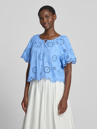 Frauenmodel trägt Regular Fit Bluse mit Lochstickerei Modell 'BROTES' von MANGO, reine Baumwolle, hellblau, Rundhalsausschnitt, Schnürung, Ganzkörperansicht von vorne.