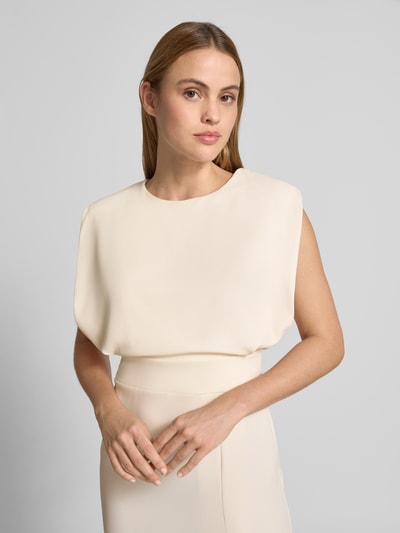 Kobiece modelka nosi Cocktailkleid mit Gehschlitz od Rinascimento w kolorze kremowym, materiał z domieszką stretchu, dopasowany krój slim fit, dekolt okrągły, długość midi, rozcięcie boczne, zamek na plecach, długość pleców w rozmiarze S: 110 cm, szerokość w rozmiarze S: 35 cm, zbliżenie na górną część ciała.
