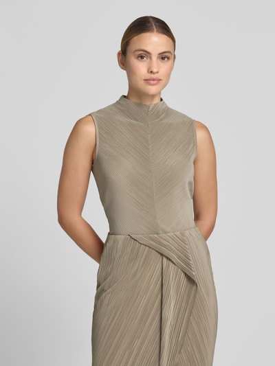 Kobiece modelka ma na sobie Slim Fit Top mit Label-Detail od Calvin Klein Womenswear w odcieniach beżu, drobna prążkowana faktura, zbliżenie górnej części ciała, widok z przodu.