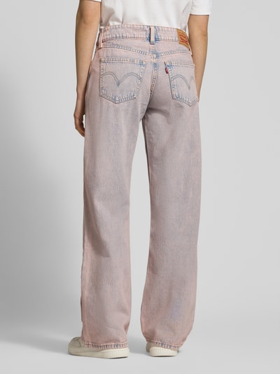 Frauenmodel trägt Superlow Loose Fit Jeans im Used-Look von Levi's®, helle Waschung, weite Beinform, reine Baumwolle, Ganzkörperansicht Rückansicht.