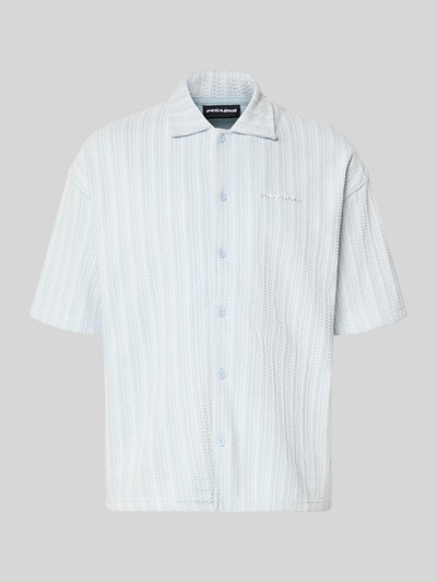 Produktfoto, Relaxed Fit Freizeithemd mit Label-Stitching Modell 'Forno' von Pegador, Reine Baumwolle, Allover-Look in hellblau-weiß mit Kentkragen und Knopfleiste, strukturierte Oberfläche.