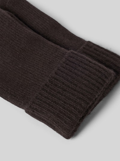 Produktfoto, Handschuhe aus reinem Kaschmir mit gerippten Abschlüssen von Christian Berg Woman, dunkle Farbe, weiche Textur, feine Rippenstruktur