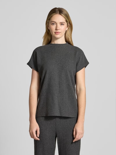 Frauenmodel trägt T-Shirt mit Strukturmuster und Rundhalsausschnitt von Christian Berg Woman, Material-Mix mit Viskose-Anteil, Regular-Fit, Damen T-Shirt in Dunkelgrau, Rückenlänge bei Größe S: 62 cm, Ganzkörperansicht von vorne.