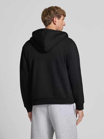 Männermodel trägt Regular Fit Sweatjacke aus Baumwoll-Mix Modell 'BRADLEY' von JACK & JONES in Schwarz, Rückenansicht, Herren Sweatjacke