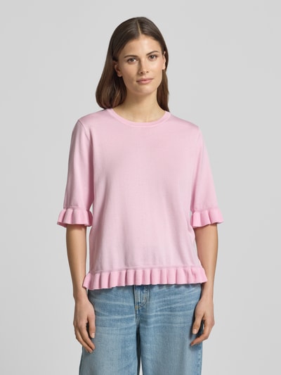 Modelka nosi Regular Fit T-Shirt aus Viskose-Mix Modell 'Katie' von FREE/QUENT, róż, falbany, półrękaw, okrągły dekolt, tekstura dzianiny, widok z przodu całej sylwetki.