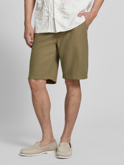 Männermodel trägt Shorts aus Baumwolle mit elastischem Bund von JAKE*S STUDIO MEN in Oliv, Regular-Fit, Nahaufnahme Unterkörper. Reine Baumwolle, elastischer Bund mit Tunnelzug, Bundweite bei Größe M: 47 cm, Innenbeinlänge: 26 cm.