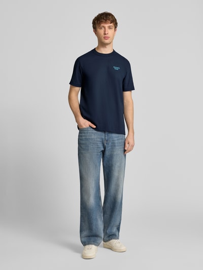 Männermodel draagt Relaxed Fit Oversized Shirt aus reiner Baumwolle van Marc O'Polo Denim, look: effen, relaxed fit, labelprint, ronde hals, korte mouw, jersey, puur katoen, Ganzkörperansicht von vorne.