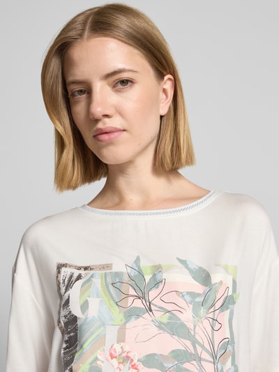Frauenmodel trägt Regular Fit T-Shirt aus Viskose-Mix von Betty Barclay mit Floraler-Print, Rundhalsausschnitt, Rückenlänge 59 cm, Nahaufnahme Oberkörper.