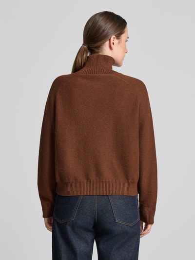 Frauenmodel trägt Strickpullover aus Leinen-Mix Modell 'TORRE' von Marella in Braun mit geripptem Rollkragen, Gerade Passform, Ganzkörperansicht Rückansicht.