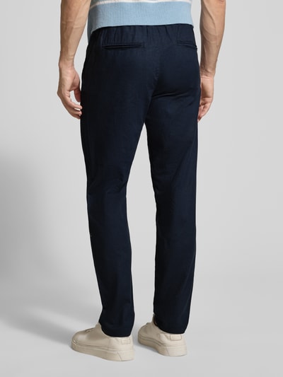 Männermodel trägt Straight Fit Leinenhose mit elastischem Bund Modell 'Barton' von Matinique aus Baumwolle-Leinen-Mix, Dunkelblau, rückseitige Ganzkörperansicht.