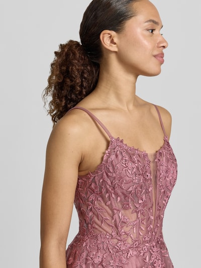 Frauenmodel trägt Abendkleid mit Florale-Stickereien von Laona aus Mesh in A-Linie und Corsagen-Optik, Nahaufnahme Oberkörper.