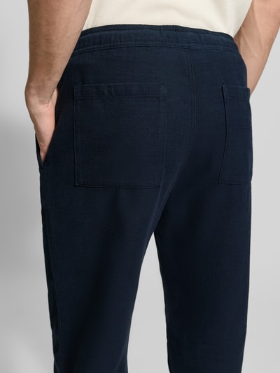 Männermodel trägt Hose mit elastischem Bund und Tunnelzug von JAKE*S STUDIO MEN aus reiner Baumwolle, Relaxed-Fit, Gesäßtaschen, dunkelblau, Detailaufnahme Rückansicht.