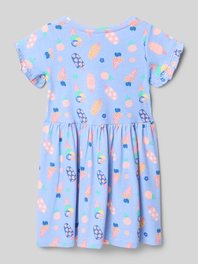 Mädchen trägt Regular Fit Shirtkleid mit Allover-Motiv-Print von DANAMADE, Baumwoll-Mix, Kurzärmelig, Rüschenbesatz, Rückenlänge 60 cm, Ganzkörperansicht Rückansicht