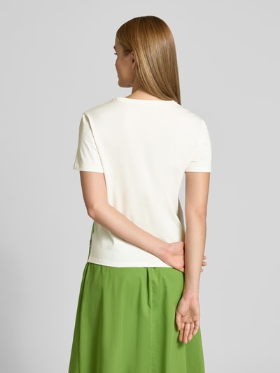 Männermodel trägt Regular Fit T-Shirt mit Allover-Motiv-Print von Marc Cain, czysta bawełna, krój regular fit, okrągły dekolt, długość tyłu w rozmiarze 36: 56 cm, widok całej sylwetki z tyłu