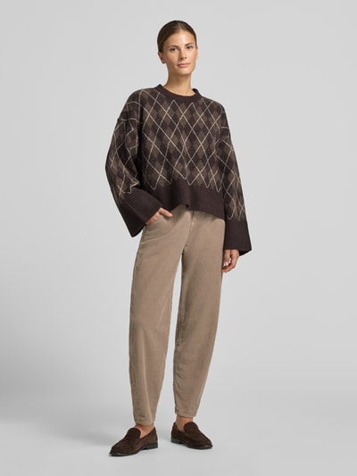 Vrouwenmodel draagt Balloon Fit corduroy broek uit katoenmix model '94VIA' van GANG, Dames corduroy broek, full body frontzicht.