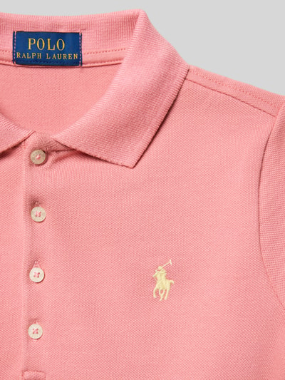 Mädchen trägt Regular Fit Poloshirt aus Baumwoll-Mix von Polo Ralph Lauren Teens, Optik: Unifarben, Nahaufnahme Oberkörper.