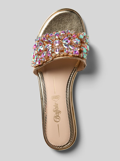 Produktfoto, Sandalette mit Ziersteinbesatz Modell 'KIRA SLIDE' von Buffalo, złoty kolor, zaokrąglony nosek, wysokość obcasa 2 cm, damska