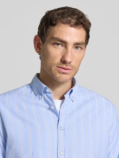 Męski model nosi Regular Fit Freizeithemd mit Button-Down-Kragen od Christian Berg Men, bawełna, wzór na całej powierzchni, niebiesko-białe paski, krój regular fit, kołnierzyk typu button down, Długość tyłu w rozmiarze M: 77 cm, Szerokość w rozmiarze M: 47 cm, Długość rękawów w rozmiarze M: 65 cm, zbliżenie na górną część ciała.