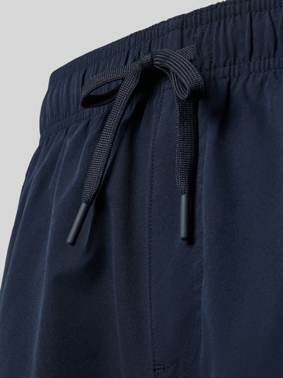 Produktfoto, dunkelblaue Badehose mit Label-Stitching Modell 'MAUI' von Jack & Jones, Regular-Fit, elastischer Bund, Tunnelzug, glatte Textur