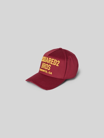 Produktfoto, Basecap mit Label-Detail von Dsquared2 in Bordeaux mit gelbem Schriftzug, Verstärkter Schirm, Verstellbarer Verschluss, eingestickte Luftlöcher, reine merzerisierte Baumwolle