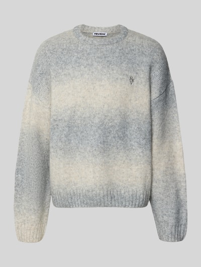 Produktfoto, Strickpullover mit Label-Stitching und Rundhalsausschnitt von REVIEW in Grau-Beige, Relaxed Fit, Woll-Mix, Allover-Look
