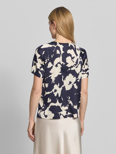 Frauenmodel trägt Blusenshirt im Allover-Look von Comma, Material-Mix mit Stretch-Anteil, Regular-Fit, Rückansicht, Ganzkörperansicht Rückansicht.