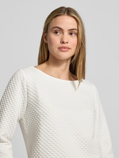 Kobiece modelka nosi Relaxed Fit bluzka z rękawem o dł. 3/4 z fakturowanym wzorem w grochy, efekt: jednolity kolor, dekolt w łódkę, wszyty zamek błyskawiczny, s.Oliver BLACK LABEL, zbliżenie na górną część ciała.
